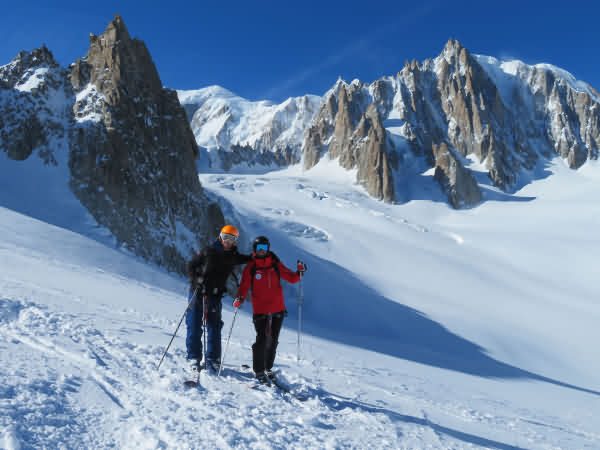 Descente de la Vallée Blanche à skis avec un guide depuis le Skyway